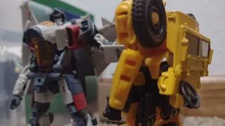 Bumblebee vs Blitzwing. A Transformers Stop-Motion Recreation.