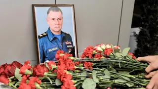 Пожарные и спасатели по всей стране возлагают цветы в память о Евгении Зиничеве