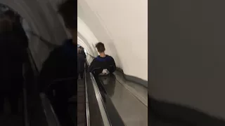 Скатился по эскалатору в метро