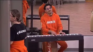 Andres canta en el piano Me va a extrañar