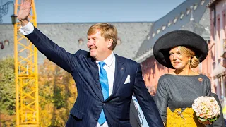 Koning Willem-Alexander en koningin Máxima hand in hand in Mainz