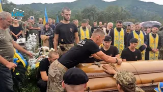 На Косівщині захисники заспівали на могилі побратима