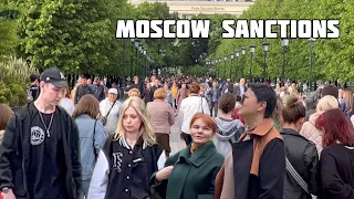 Санкции сработали.Цветущие 🇷🇺 Русские люди гуляют по Москве в Александровском саду.Красота🔥👍