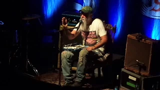 Seasick Steve gets pissed off before playing Gentle on my mind by John Hartford