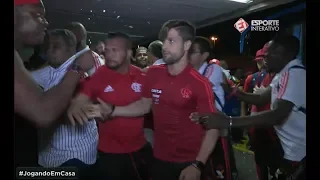 CONFUSÃO NO EMBARQUE DO FLAMENGO. DIEGO É O PRINCIPAL ALVO DA TORCIDA