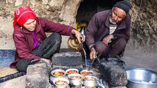 Old Lovers Cooking Afghan Chainaki Recipe in the Cave Like 2000 Years Ago |Old Lovers Living in Cave