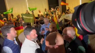 ¡INCREÍBLE! Así reciben a Abascal antes de un mitin en La Coruña
