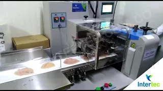 Máquina Flow Pack 3000 con banda, empacando pollo