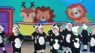 little Chinese kids dance in school