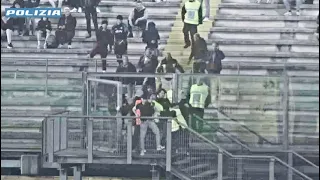 Il video del tifoso del Catania che scavalca il cancello e fa entrare gli altri ultras in campo