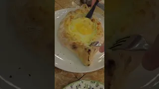 How to eat the authentic Georgian dish khachapuri? #georgia #tbilisi #batumi #food #foodie #local