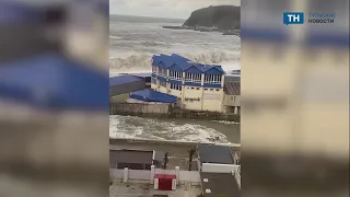 Тулячка сняла на видео шторм в курортном поселке Ольгинка в Туапсинском районе