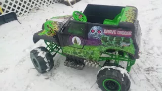 24v GRAVE DIGGER - Donuts in the SNOW!