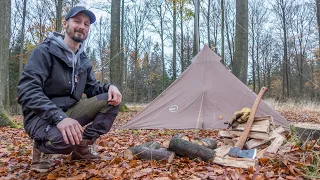 Campeggio autunnale con tenda e stufa