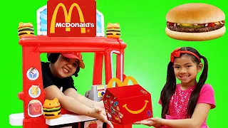 Emma Finge Jugar Happy Meal McDonalds Drive Thru | Comiditas de Juguetes para Niños