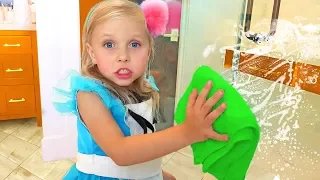 Девочка помогает маме по дому и делает уборку с игрушками / Сказки для Евы fairy tales
