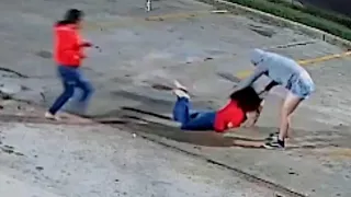 Video shows 3 women beating and punching woman for her purse