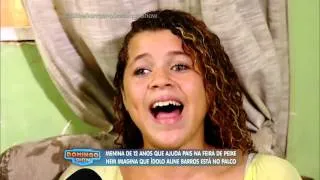 Cantora que ajuda os pais na feira se emociona com surpresa de Aline Barros