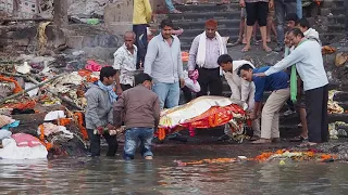 Омовение усопших в водах Ганга