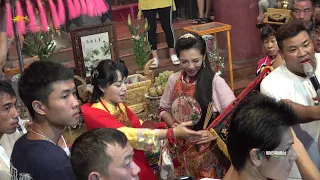 《這一幕等很久了!美女乩童相會》林海三聖母VS巷仔媽 會香