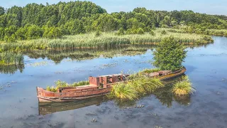 Altes verlassenes Schiff mitten im Wasser gefunden