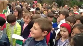 Crianças italianas cantam a Canção do Expedicionário na Itália