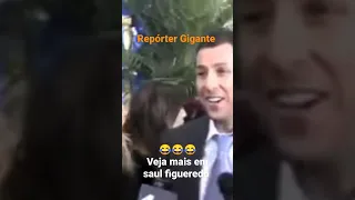 Jennifer Anison e Adam Sandler se assustam com gigante repórter.