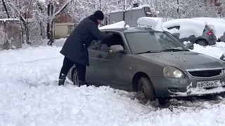 Машина Застряла в грязи И снег￼ Мы помогаем￼￼