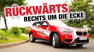 Grundfahraufgabe PKW: Rückwärts rechts um die Ecke 🚘 | Fischer Academy