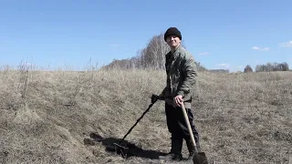 С металлоискателем на старой дороге.