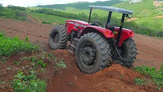 O trator MF traçado ficou atolado em cima da serra. o MF290 foi puxar