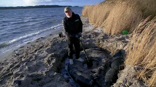 Jens graver efter vragdele fra 2. verdenskrig på stranden