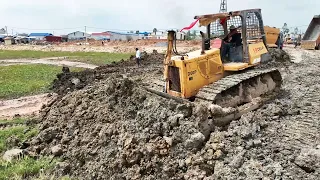 COOL Sound Engine Old KOMATSU D60P Strong Power Pushing Clearing Dirt Dump Truck Huge Unloading Dirt