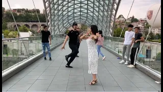 На Мосту Мира В Тбилиси Супер Лезгинка 2022 Девушки Танцуют Классно Чеченская Шибаба Риба ALISHKA