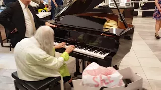 Street Pianist Natalie Trayling Amazes Shoppers at 'David Jones Department Store'