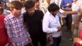 В Индии четырех насильников провели по коридору позора