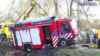 Brandweerwagen gekanteld in de sloot - Groeneweg Schiedam