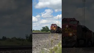 Fast moving BNSF Grain train w/ Warbonnet leader!! #bnsf #bnsfrailway #train