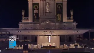 Papa Francisco: peregrino a pé, em Fátima; terço, procissão das velas
