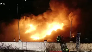 Dramatic Explosion on FDNY Firefighters / 5-Alarm Fire Sunnyside Queens 12.13.18