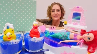 Arielle die Meerjungfrau im Spa-Salon. Spielzeugvideo für Kinder