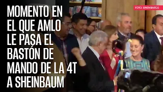 Momento en el que AMLO le pasa el bastón de mando de la 4T a Sheinbaum