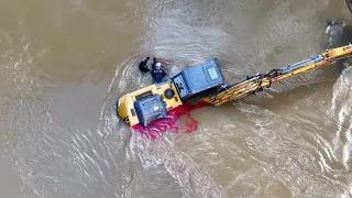 Depois de perder escavadeira no rio, homem recebe máquina nova