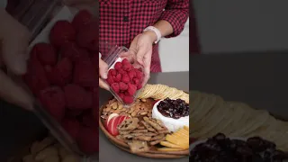 How to Make a Holiday Cheese Board
