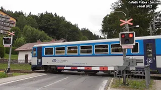 Železniční přejezd Železná Ruda centrum #3 - P827 / 21.7. 2022 / Czech railroad crossing.