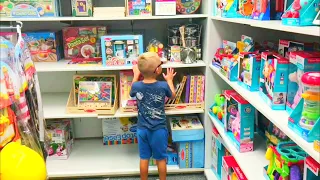 Stepa plays hide and seek in toy store / Дети играют в прятки