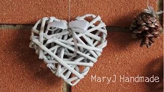 How to weave hearts from newspaper tubes