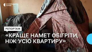 Харків'янин облаштував намет у квартирі, де немає опалення після обстрілів