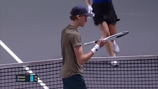 Sinner loses racquet… hits the ball with his head