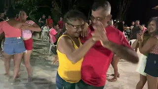 Forró só presta desse jeito no interior gildenes Araújo fazendo a mulherada dancar barrinha de cima